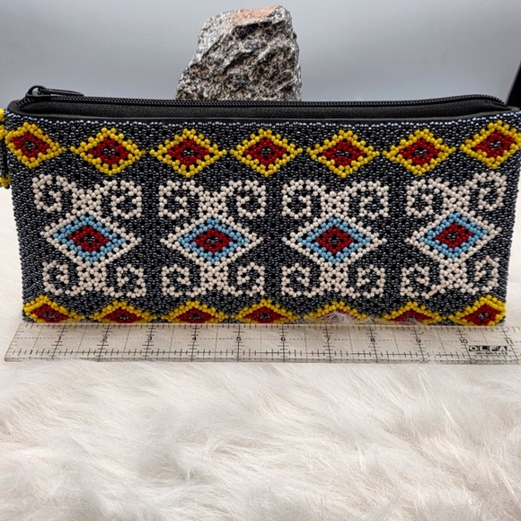 Handbeaded Blue White Yellow Diamonds Native American Zip Closure Medium Clutch - Picture 7 of 10